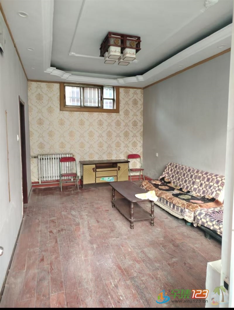 六小对过独门独院二层出租，月租500